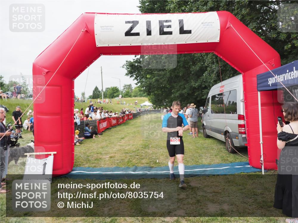 21.06.2025 - 27. Vierlanden-Triathlon MichiJ http://msf.ph/oto/8035754 15.06.2026 13:01:12 Ziel 106 meine-sportfotos.de