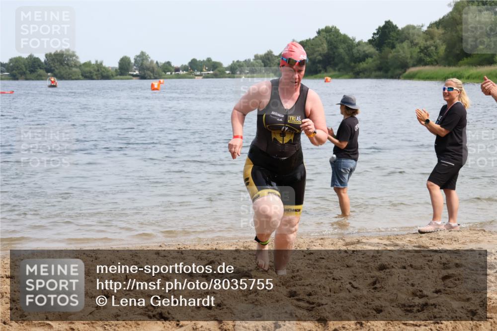 21.06.2025 - 27. Vierlanden-Triathlon Lena Gebhardt http://msf.ph/oto/8035755 15.06.2025 11:24:01 Schwimmen 903, 955, 959 meine-sportfotos.de