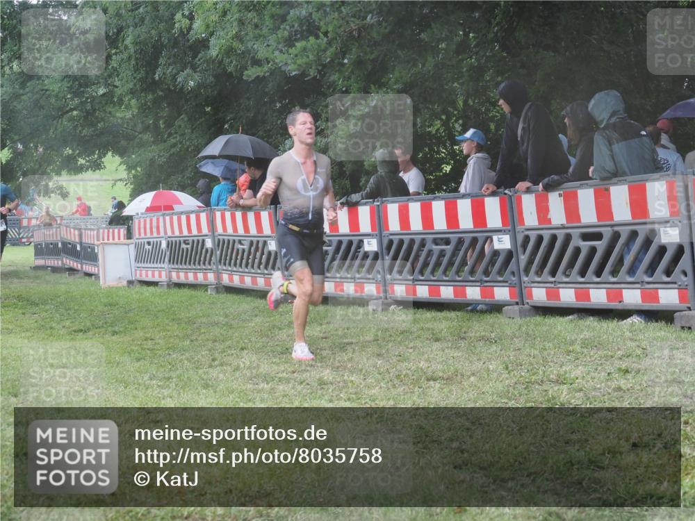 21.06.2025 - 27. Vierlanden-Triathlon KatJ http://msf.ph/oto/8035758 15.06.2025 13:52:38 Ziel 913, 1123, 1140 meine-sportfotos.de