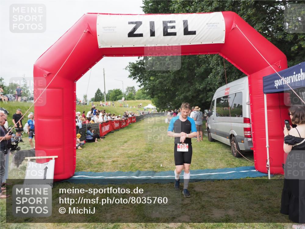 21.06.2025 - 27. Vierlanden-Triathlon MichiJ http://msf.ph/oto/8035760 15.06.2026 13:01:12 Ziel 106 meine-sportfotos.de