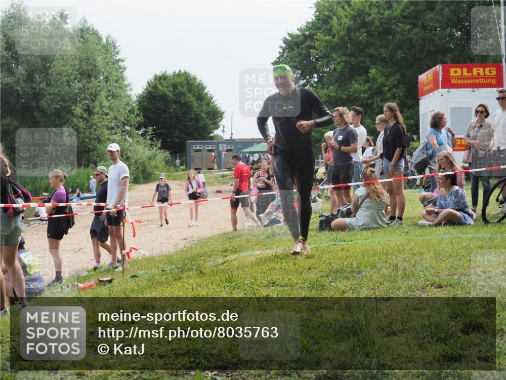 21.06.2025 - 27. Vierlanden-Triathlon KatJ http://msf.ph/oto/8035763 15.06.2025 11:20:37 Schwimmen 838, 969, 1400 meine-sportfotos.de