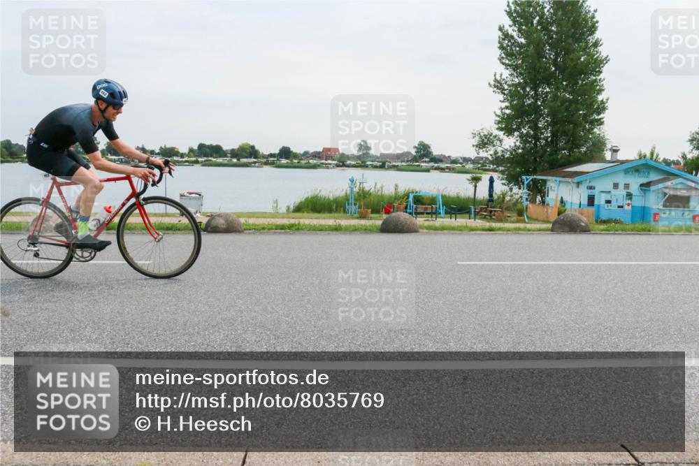 15.06.2025 - 27. Vierlanden-Triathlon H.Heesch http://msf.ph/oto/8035769 15.06.2025 10:45:47 Radfahren 450, 462 meine-sportfotos.de