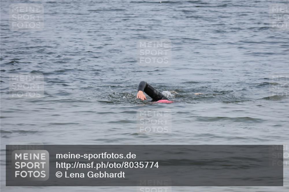 21.06.2025 - 27. Vierlanden-Triathlon Lena Gebhardt http://msf.ph/oto/8035774 15.06.2025 11:24:33 Schwimmen  meine-sportfotos.de