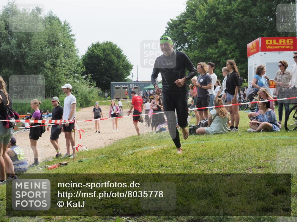 21.06.2025 - 27. Vierlanden-Triathlon KatJ http://msf.ph/oto/8035778 15.06.2025 11:20:37 Schwimmen 838, 969, 1400 meine-sportfotos.de