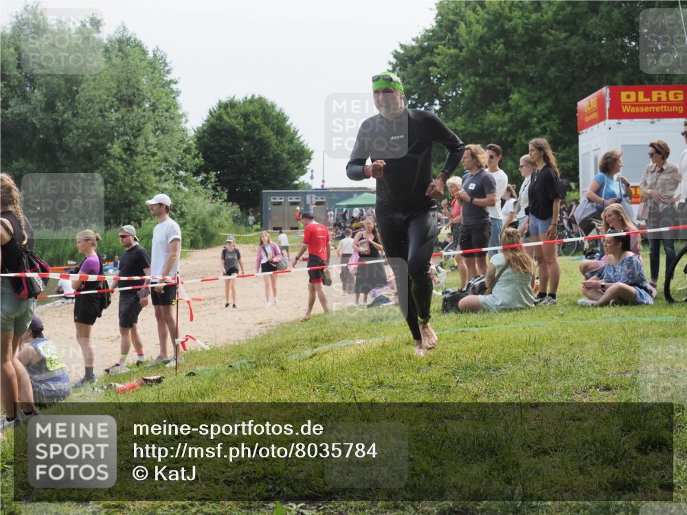 21.06.2025 - 27. Vierlanden-Triathlon KatJ http://msf.ph/oto/8035784 15.06.2025 11:20:37 Schwimmen 838, 969, 1400 meine-sportfotos.de