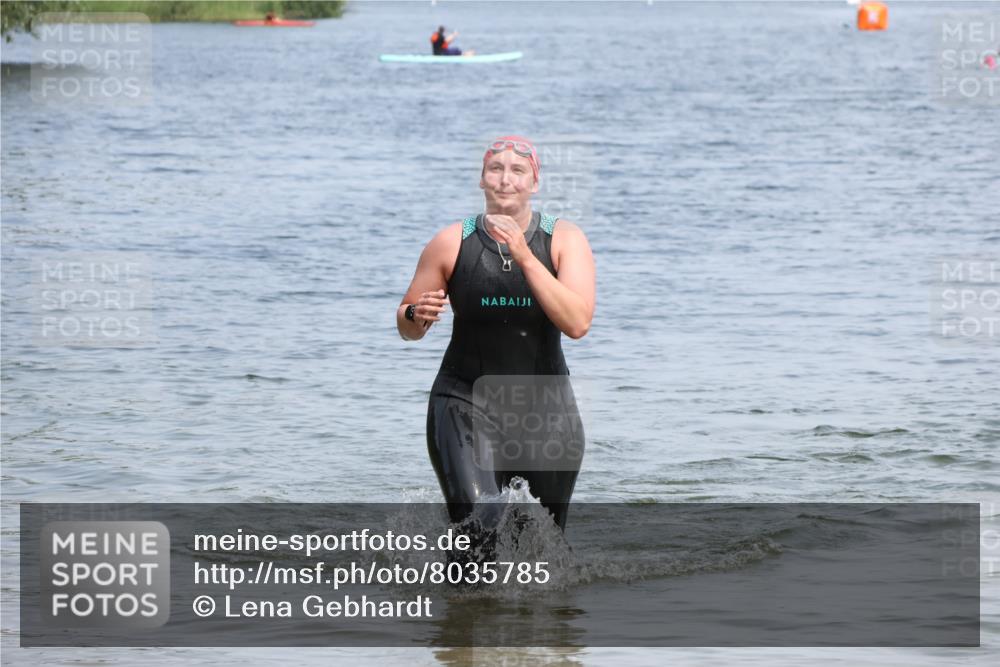 21.06.2025 - 27. Vierlanden-Triathlon Lena Gebhardt http://msf.ph/oto/8035785 15.06.2025 11:24:44 Schwimmen 935, 981 meine-sportfotos.de