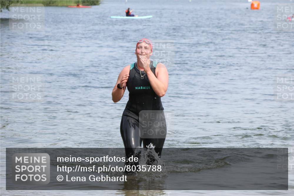 21.06.2025 - 27. Vierlanden-Triathlon Lena Gebhardt http://msf.ph/oto/8035788 15.06.2025 11:24:45 Schwimmen 935, 981 meine-sportfotos.de