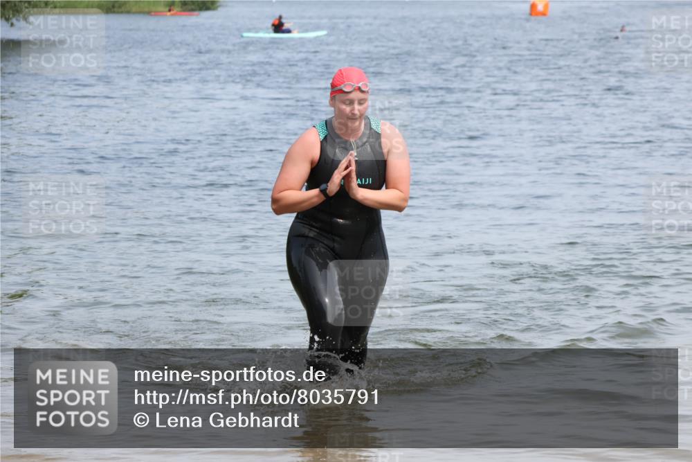 21.06.2025 - 27. Vierlanden-Triathlon Lena Gebhardt http://msf.ph/oto/8035791 15.06.2025 11:24:46 Schwimmen 935, 981 meine-sportfotos.de