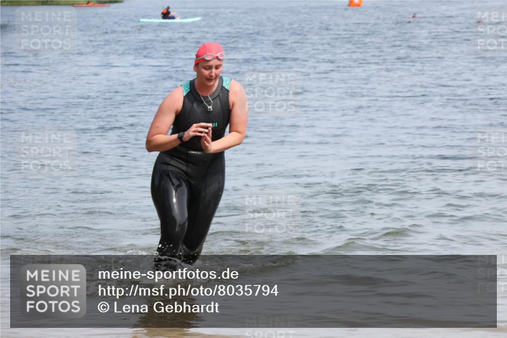 21.06.2025 - 27. Vierlanden-Triathlon Lena Gebhardt http://msf.ph/oto/8035794 15.06.2025 11:24:46 Schwimmen 935, 981 meine-sportfotos.de