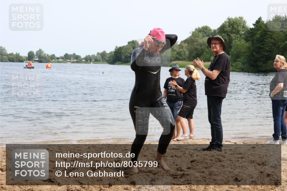 21.06.2025 - 27. Vierlanden-Triathlon Lena Gebhardt http://msf.ph/oto/8035799 15.06.2025 11:24:47 Schwimmen 935, 981 meine-sportfotos.de