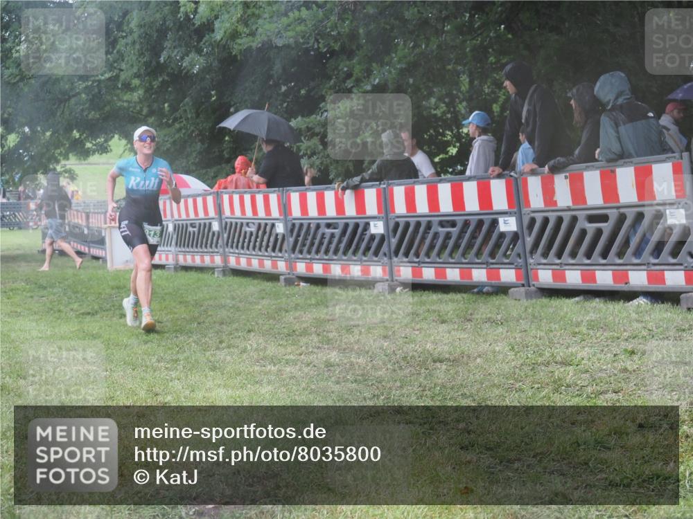 21.06.2025 - 27. Vierlanden-Triathlon KatJ http://msf.ph/oto/8035800 15.06.2025 13:52:45 Ziel 913 meine-sportfotos.de
