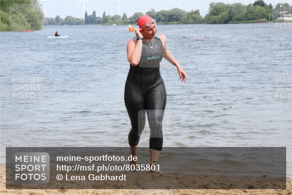 21.06.2025 - 27. Vierlanden-Triathlon Lena Gebhardt http://msf.ph/oto/8035801 15.06.2025 11:24:48 Schwimmen 935, 981 meine-sportfotos.de