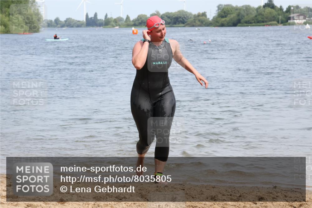21.06.2025 - 27. Vierlanden-Triathlon Lena Gebhardt http://msf.ph/oto/8035805 15.06.2025 11:24:48 Schwimmen 935, 981 meine-sportfotos.de