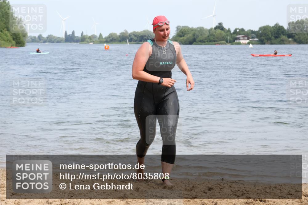 21.06.2025 - 27. Vierlanden-Triathlon Lena Gebhardt http://msf.ph/oto/8035808 15.06.2025 11:24:49 Schwimmen 935, 981 meine-sportfotos.de