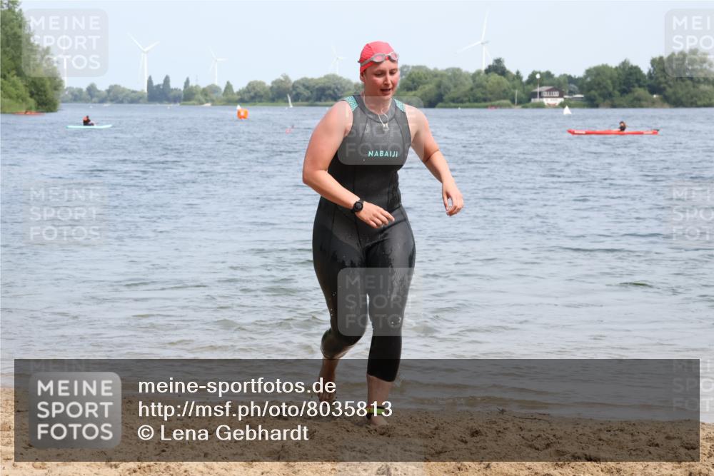 21.06.2025 - 27. Vierlanden-Triathlon Lena Gebhardt http://msf.ph/oto/8035813 15.06.2025 11:24:49 Schwimmen 935, 981 meine-sportfotos.de