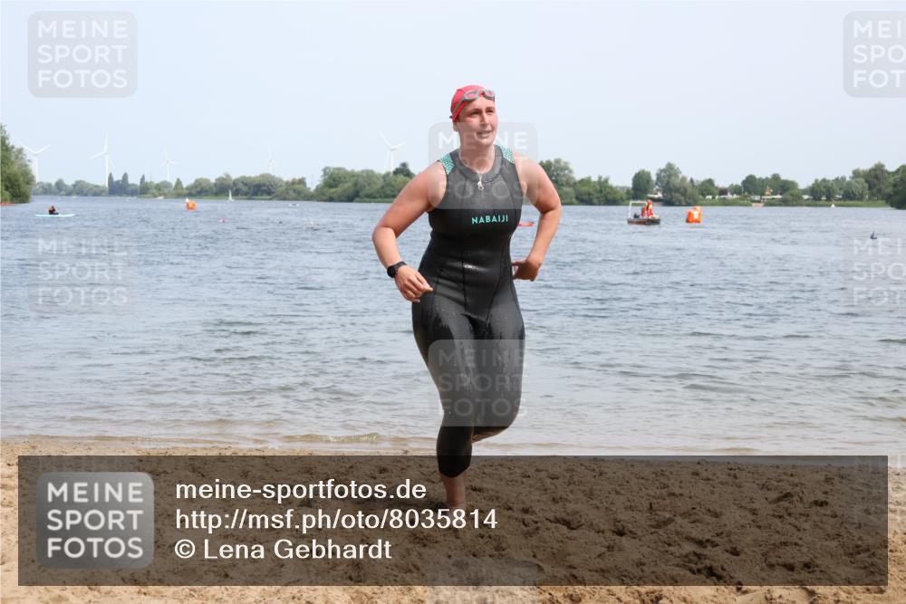 21.06.2025 - 27. Vierlanden-Triathlon Lena Gebhardt http://msf.ph/oto/8035814 15.06.2025 11:24:50 Schwimmen 935, 981 meine-sportfotos.de