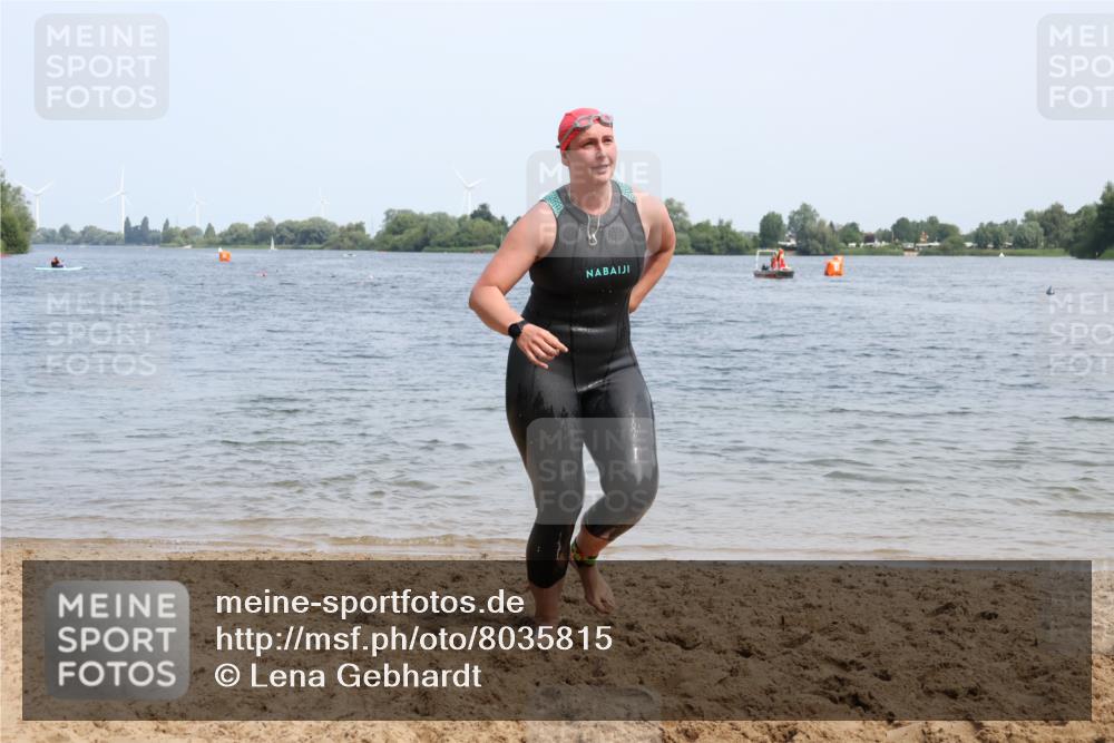 21.06.2025 - 27. Vierlanden-Triathlon Lena Gebhardt http://msf.ph/oto/8035815 15.06.2025 11:24:50 Schwimmen 935, 981 meine-sportfotos.de