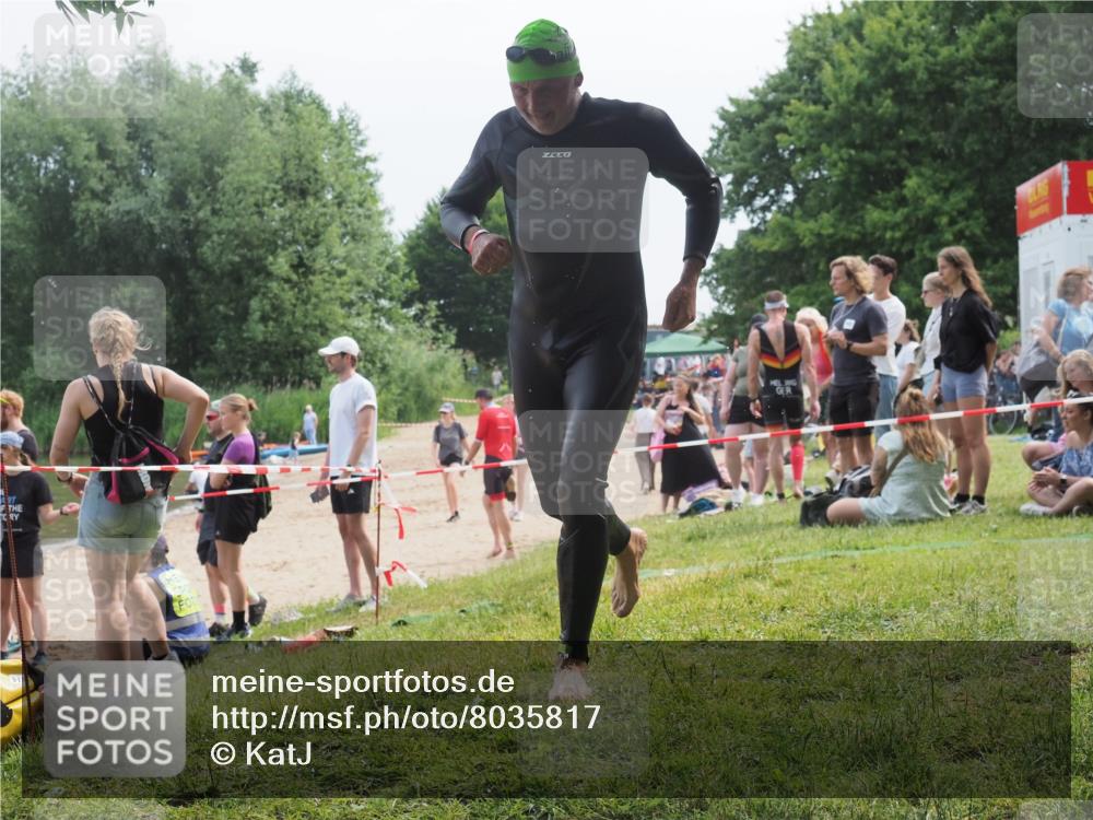 21.06.2025 - 27. Vierlanden-Triathlon KatJ http://msf.ph/oto/8035817 15.06.2025 11:20:38 Schwimmen 838, 969, 1400 meine-sportfotos.de