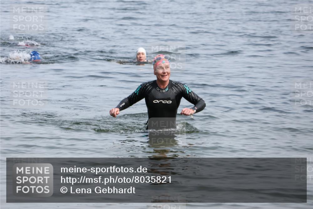21.06.2025 - 27. Vierlanden-Triathlon Lena Gebhardt http://msf.ph/oto/8035821 15.06.2025 11:26:36 Schwimmen  meine-sportfotos.de