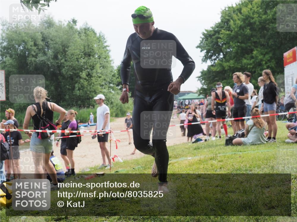 21.06.2025 - 27. Vierlanden-Triathlon KatJ http://msf.ph/oto/8035825 15.06.2025 11:20:39 Schwimmen 838, 879, 941, 969, 1400 meine-sportfotos.de