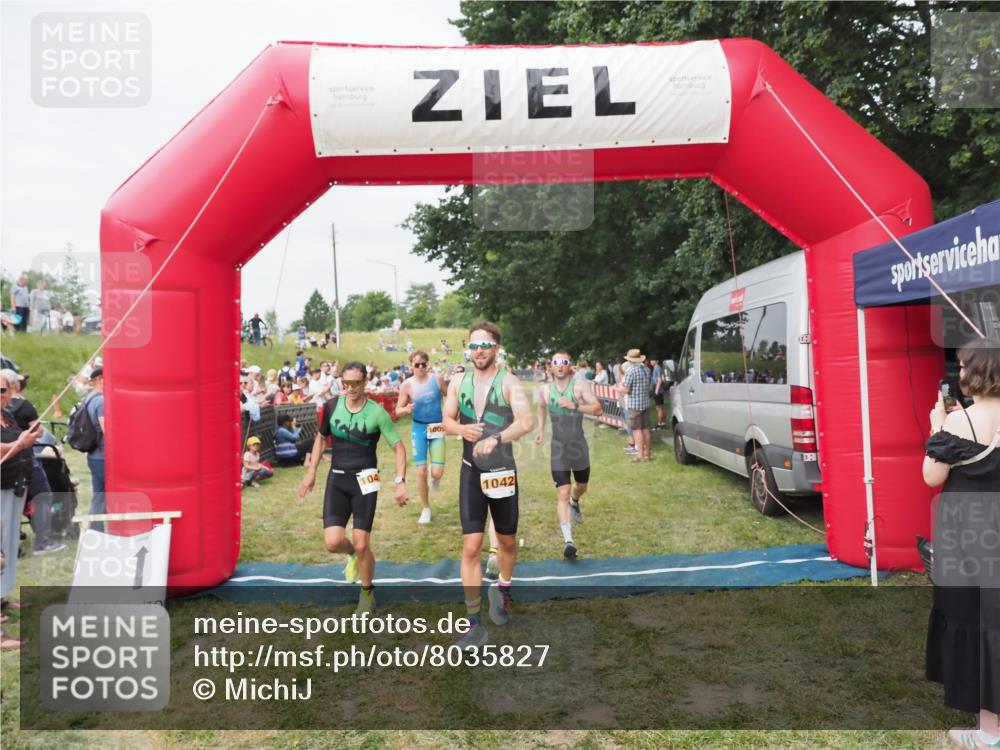 21.06.2025 - 27. Vierlanden-Triathlon MichiJ http://msf.ph/oto/8035827 15.06.2026 13:02:18 Ziel 755, 1009, 1039, 1041, 1042, 1043 meine-sportfotos.de