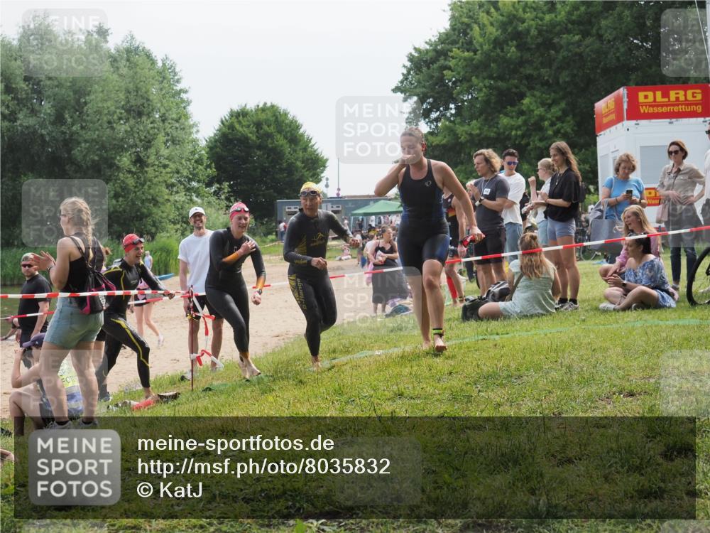 21.06.2025 - 27. Vierlanden-Triathlon KatJ http://msf.ph/oto/8035832 15.06.2025 11:20:45 Schwimmen 879, 924, 936, 941, 969, 1400 meine-sportfotos.de