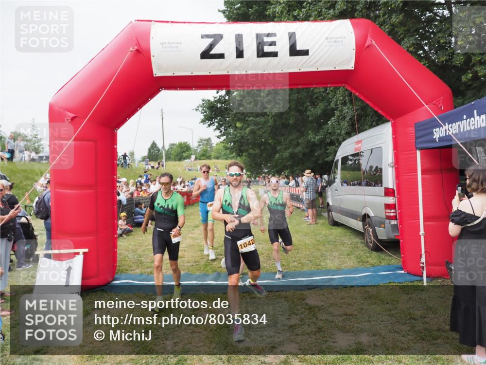 21.06.2025 - 27. Vierlanden-Triathlon MichiJ http://msf.ph/oto/8035834 15.06.2026 13:02:18 Ziel 755, 1009, 1039, 1041, 1042, 1043 meine-sportfotos.de