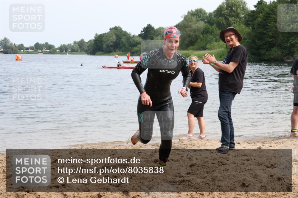 21.06.2025 - 27. Vierlanden-Triathlon Lena Gebhardt http://msf.ph/oto/8035838 15.06.2025 11:26:48 Schwimmen 900 meine-sportfotos.de