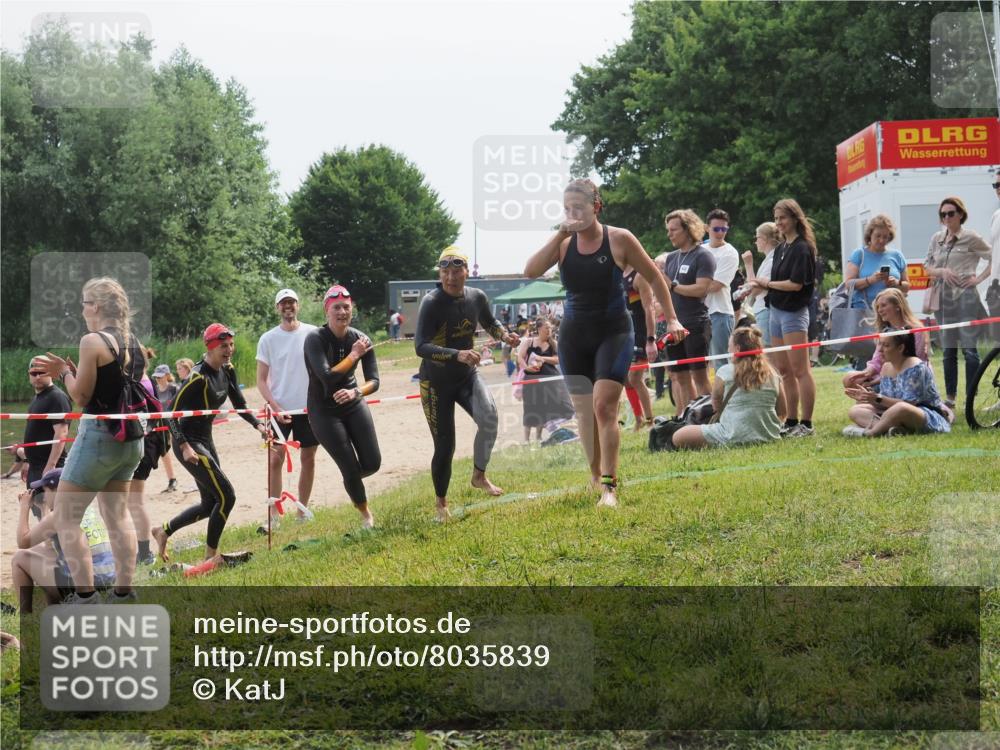 21.06.2025 - 27. Vierlanden-Triathlon KatJ http://msf.ph/oto/8035839 15.06.2025 11:20:45 Schwimmen 879, 924, 936, 941, 969, 1400 meine-sportfotos.de
