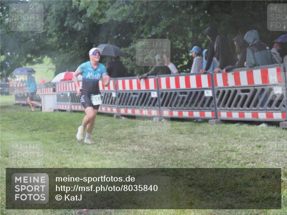 21.06.2025 - 27. Vierlanden-Triathlon KatJ http://msf.ph/oto/8035840 15.06.2025 13:52:45 Ziel 913 meine-sportfotos.de