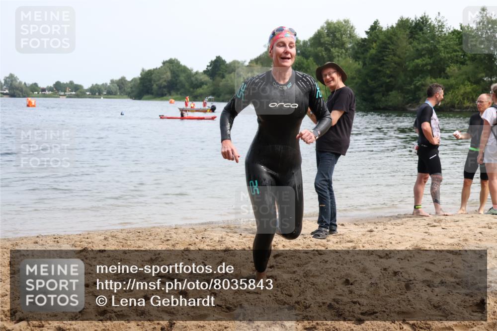 21.06.2025 - 27. Vierlanden-Triathlon Lena Gebhardt http://msf.ph/oto/8035843 15.06.2025 11:26:48 Schwimmen 900 meine-sportfotos.de