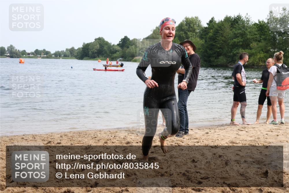 21.06.2025 - 27. Vierlanden-Triathlon Lena Gebhardt http://msf.ph/oto/8035845 15.06.2025 11:26:48 Schwimmen 900 meine-sportfotos.de