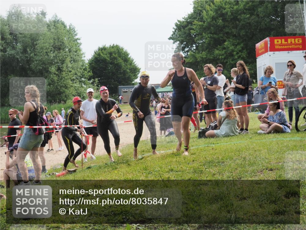 21.06.2025 - 27. Vierlanden-Triathlon KatJ http://msf.ph/oto/8035847 15.06.2025 11:20:45 Schwimmen 879, 924, 936, 941, 969, 1400 meine-sportfotos.de