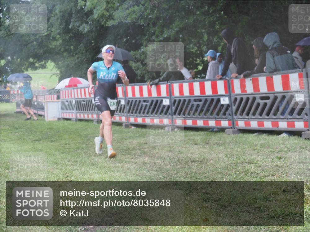 21.06.2025 - 27. Vierlanden-Triathlon KatJ http://msf.ph/oto/8035848 15.06.2025 13:52:45 Ziel 913 meine-sportfotos.de
