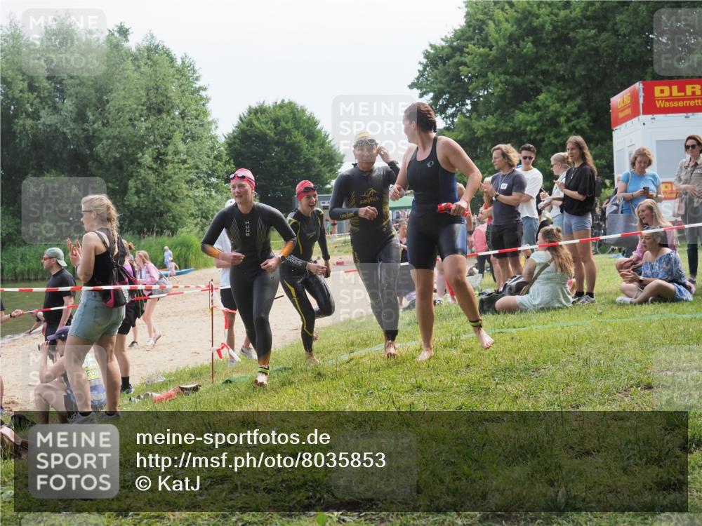 21.06.2025 - 27. Vierlanden-Triathlon KatJ http://msf.ph/oto/8035853 15.06.2025 11:20:46 Schwimmen 879, 924, 936, 941, 969, 1400 meine-sportfotos.de