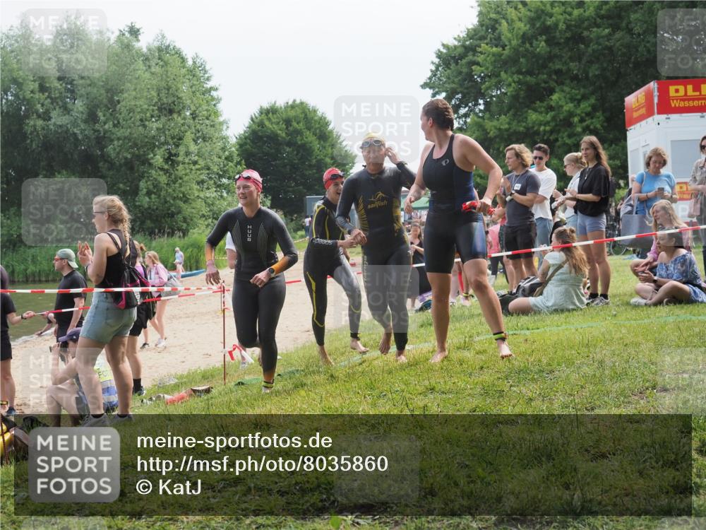 21.06.2025 - 27. Vierlanden-Triathlon KatJ http://msf.ph/oto/8035860 15.06.2025 11:20:46 Schwimmen 879, 924, 936, 941, 969, 1400 meine-sportfotos.de