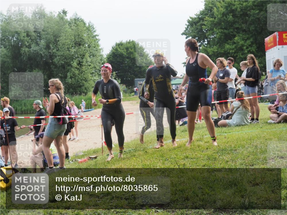 21.06.2025 - 27. Vierlanden-Triathlon KatJ http://msf.ph/oto/8035865 15.06.2025 11:20:46 Schwimmen 879, 924, 936, 941, 969, 1400 meine-sportfotos.de
