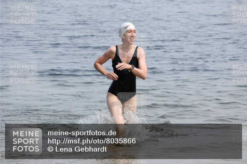 21.06.2025 - 27. Vierlanden-Triathlon Lena Gebhardt http://msf.ph/oto/8035866 15.06.2025 11:27:01 Schwimmen 886, 961 meine-sportfotos.de
