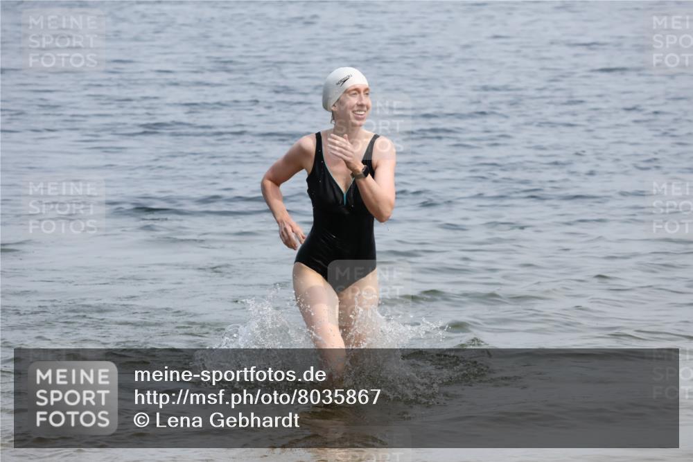21.06.2025 - 27. Vierlanden-Triathlon Lena Gebhardt http://msf.ph/oto/8035867 15.06.2025 11:27:01 Schwimmen 886, 961 meine-sportfotos.de