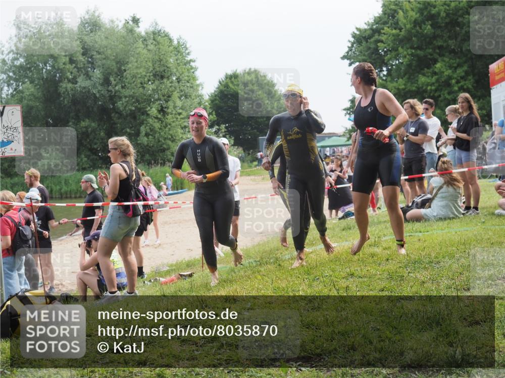 21.06.2025 - 27. Vierlanden-Triathlon KatJ http://msf.ph/oto/8035870 15.06.2025 11:20:46 Schwimmen 879, 924, 936, 941, 969, 1400 meine-sportfotos.de