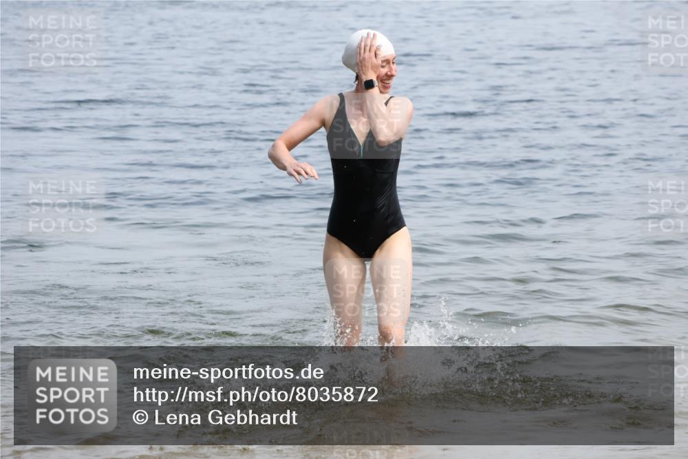 21.06.2025 - 27. Vierlanden-Triathlon Lena Gebhardt http://msf.ph/oto/8035872 15.06.2025 11:27:02 Schwimmen 886, 961 meine-sportfotos.de