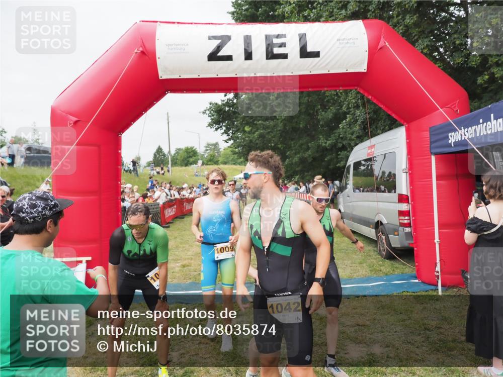 21.06.2025 - 27. Vierlanden-Triathlon MichiJ http://msf.ph/oto/8035874 15.06.2026 13:02:20 Ziel 755, 1009, 1039, 1041, 1042, 1043 meine-sportfotos.de