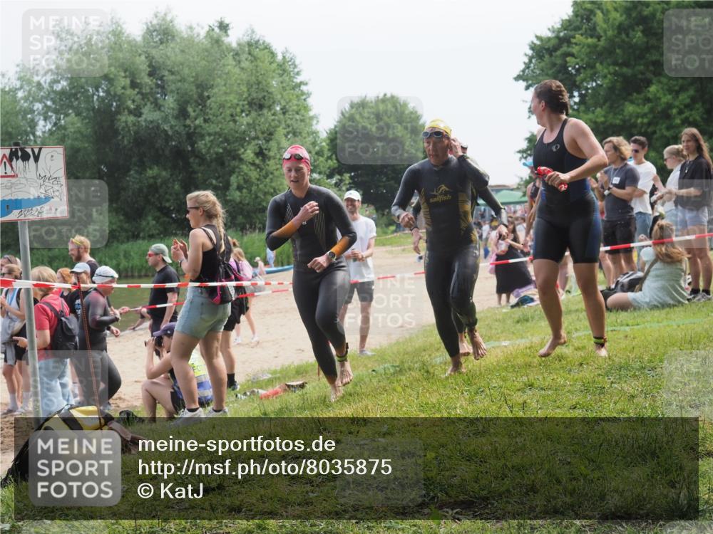21.06.2025 - 27. Vierlanden-Triathlon KatJ http://msf.ph/oto/8035875 15.06.2025 11:20:47 Schwimmen 879, 924, 936, 941, 1400 meine-sportfotos.de