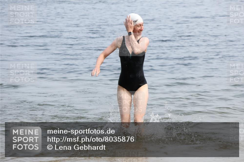 21.06.2025 - 27. Vierlanden-Triathlon Lena Gebhardt http://msf.ph/oto/8035876 15.06.2025 11:27:02 Schwimmen 886, 961 meine-sportfotos.de