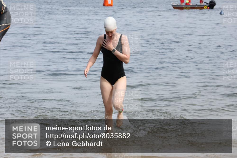 21.06.2025 - 27. Vierlanden-Triathlon Lena Gebhardt http://msf.ph/oto/8035882 15.06.2025 11:27:02 Schwimmen 886, 961 meine-sportfotos.de