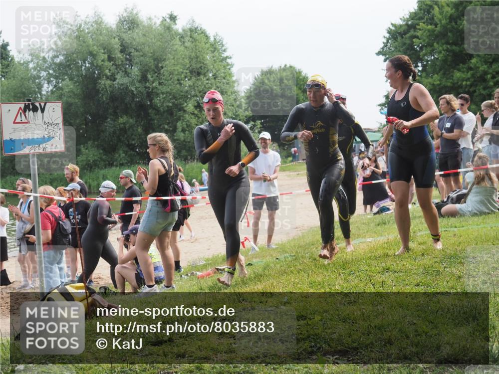21.06.2025 - 27. Vierlanden-Triathlon KatJ http://msf.ph/oto/8035883 15.06.2025 11:20:47 Schwimmen 879, 924, 936, 941, 1400 meine-sportfotos.de
