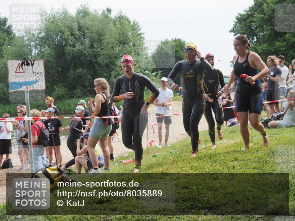 21.06.2025 - 27. Vierlanden-Triathlon KatJ http://msf.ph/oto/8035889 15.06.2025 11:20:47 Schwimmen 879, 924, 936, 941, 1400 meine-sportfotos.de