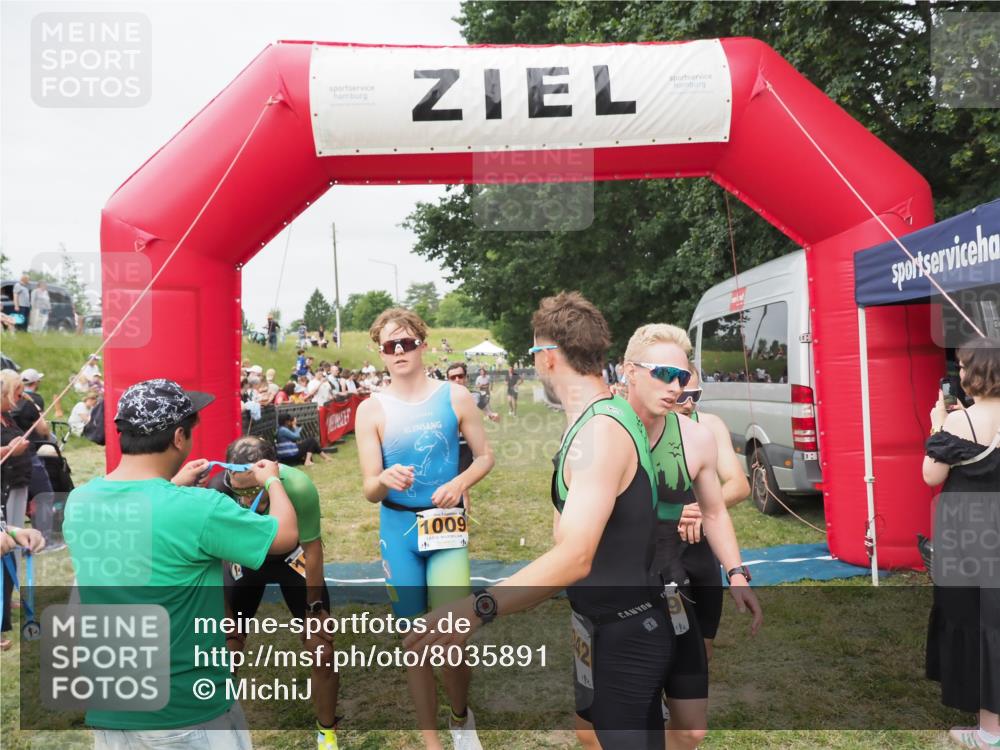 21.06.2025 - 27. Vierlanden-Triathlon MichiJ http://msf.ph/oto/8035891 15.06.2026 13:02:20 Ziel 755, 1009, 1039, 1041, 1042, 1043 meine-sportfotos.de
