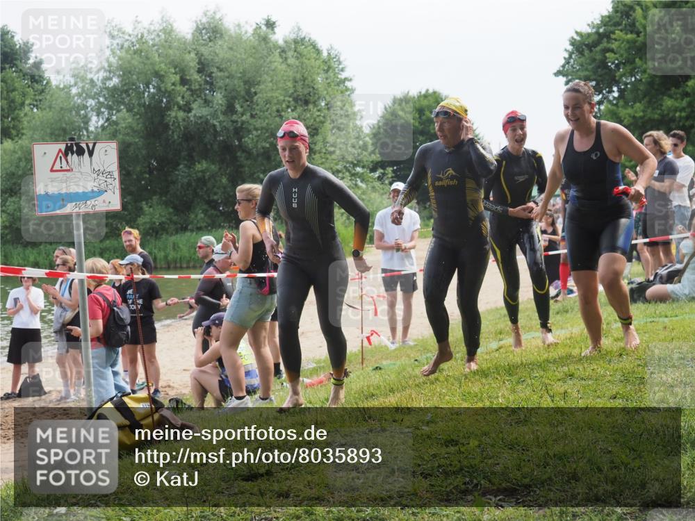 21.06.2025 - 27. Vierlanden-Triathlon KatJ http://msf.ph/oto/8035893 15.06.2025 11:20:47 Schwimmen 879, 924, 936, 941, 1400 meine-sportfotos.de