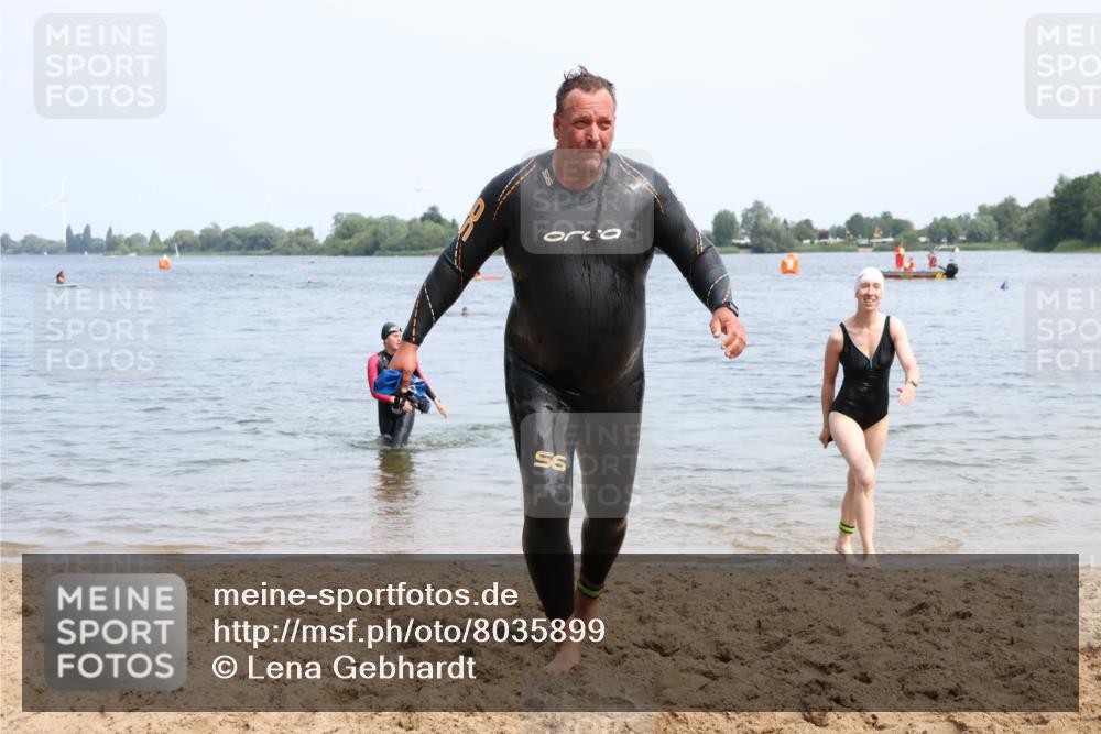 21.06.2025 - 27. Vierlanden-Triathlon Lena Gebhardt http://msf.ph/oto/8035899 15.06.2025 11:27:04 Schwimmen 886, 961 meine-sportfotos.de